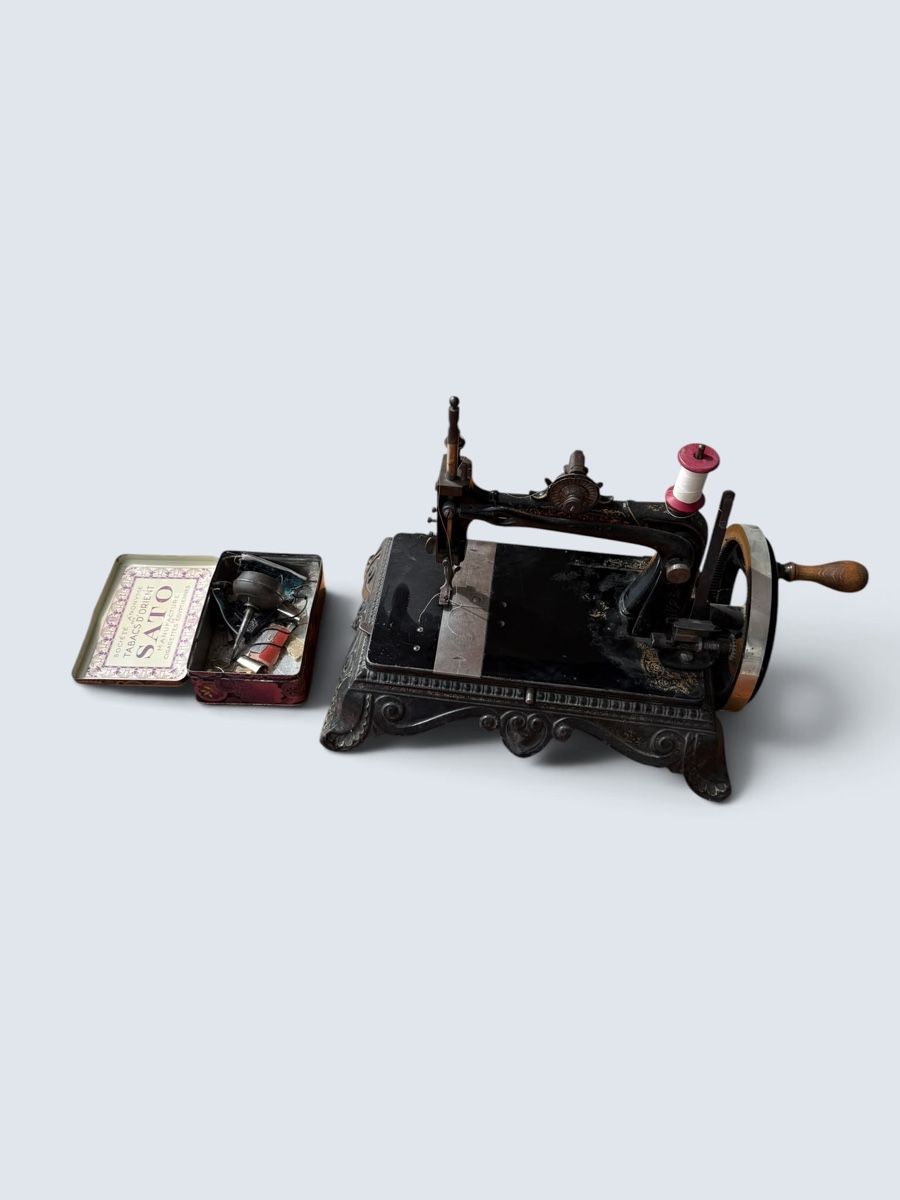 Macchine da cucire: Machine à coudre ancienne à manivelle + accessoires – Usato da Conthey venduto da inf_rt7m