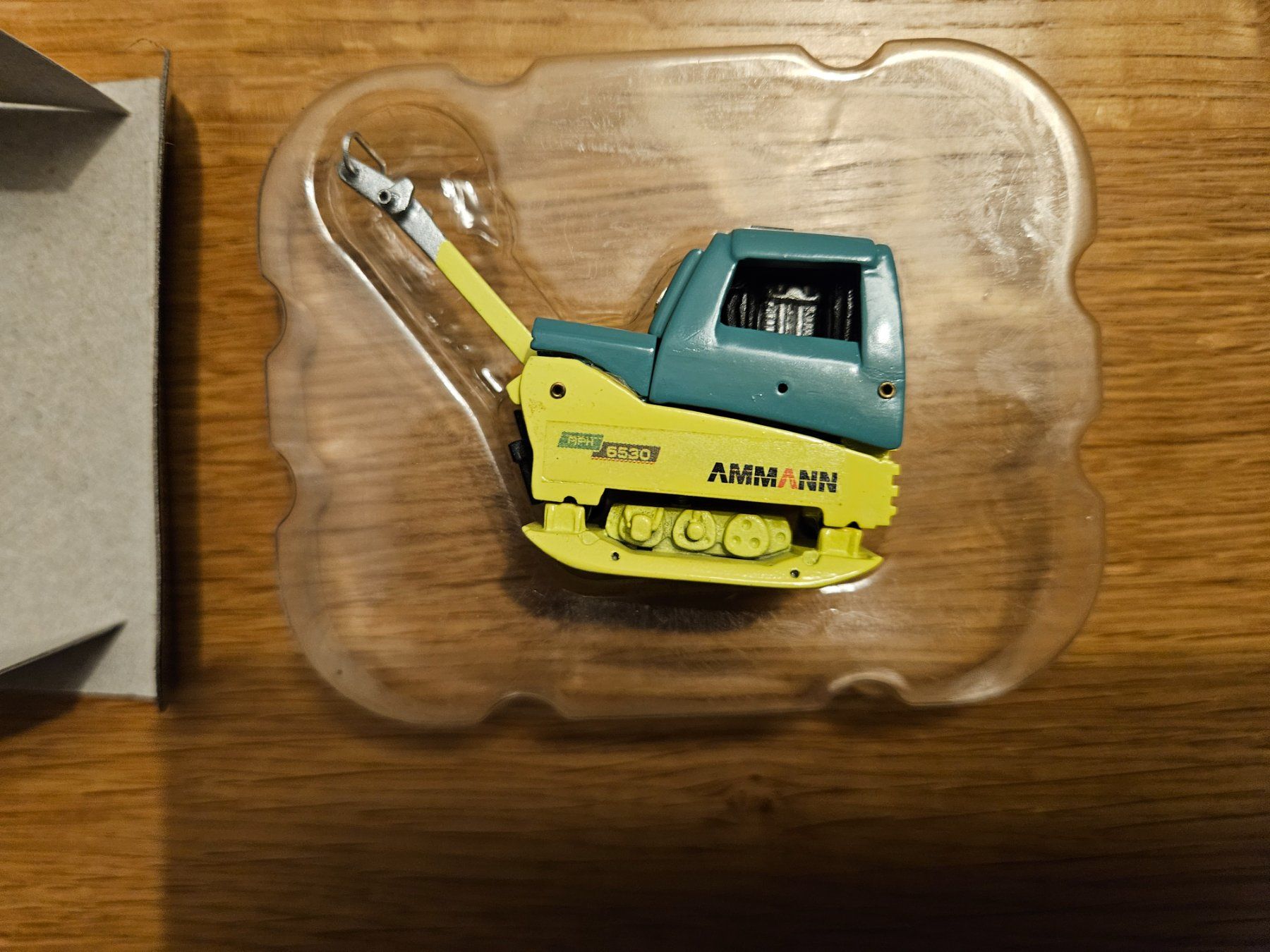 Modellbausätze & Standmodelle: Vibrating Plate - Rüttelplatte Ammann, Modell 1:25 – Neu und originalverpackt aus Rheineck von Freibach9424 2