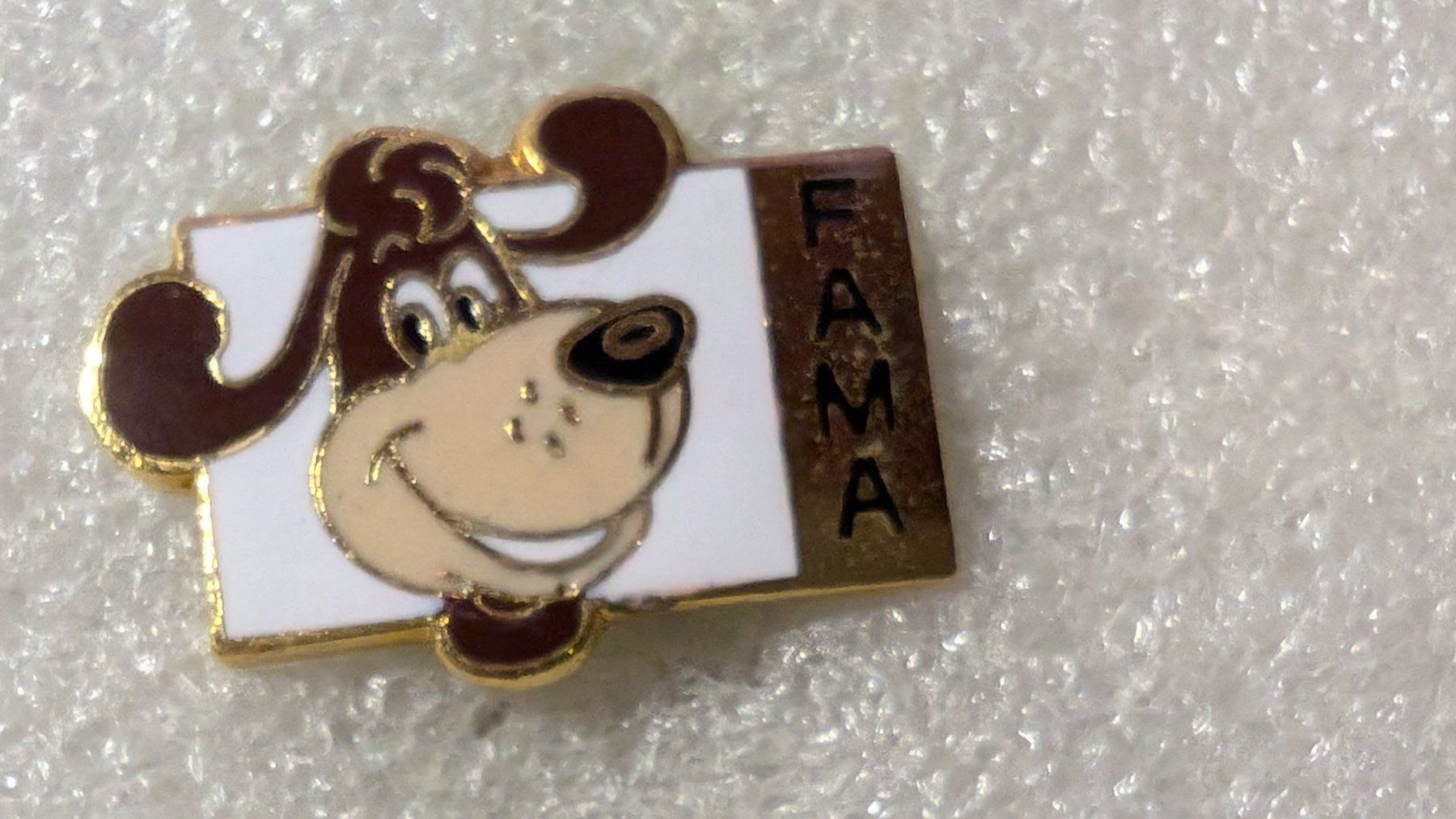 Placchette & Badge: Ansteckpin 211: Fama – Usato da Oppligen venduto da Pin-Fall-Shop