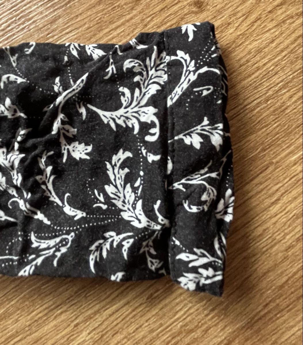 Blusen: Schwarze Bluse mit hübschem Muster / Gr M / Viskose – Gebraucht aus Biel/Bienne von LadyDita 2