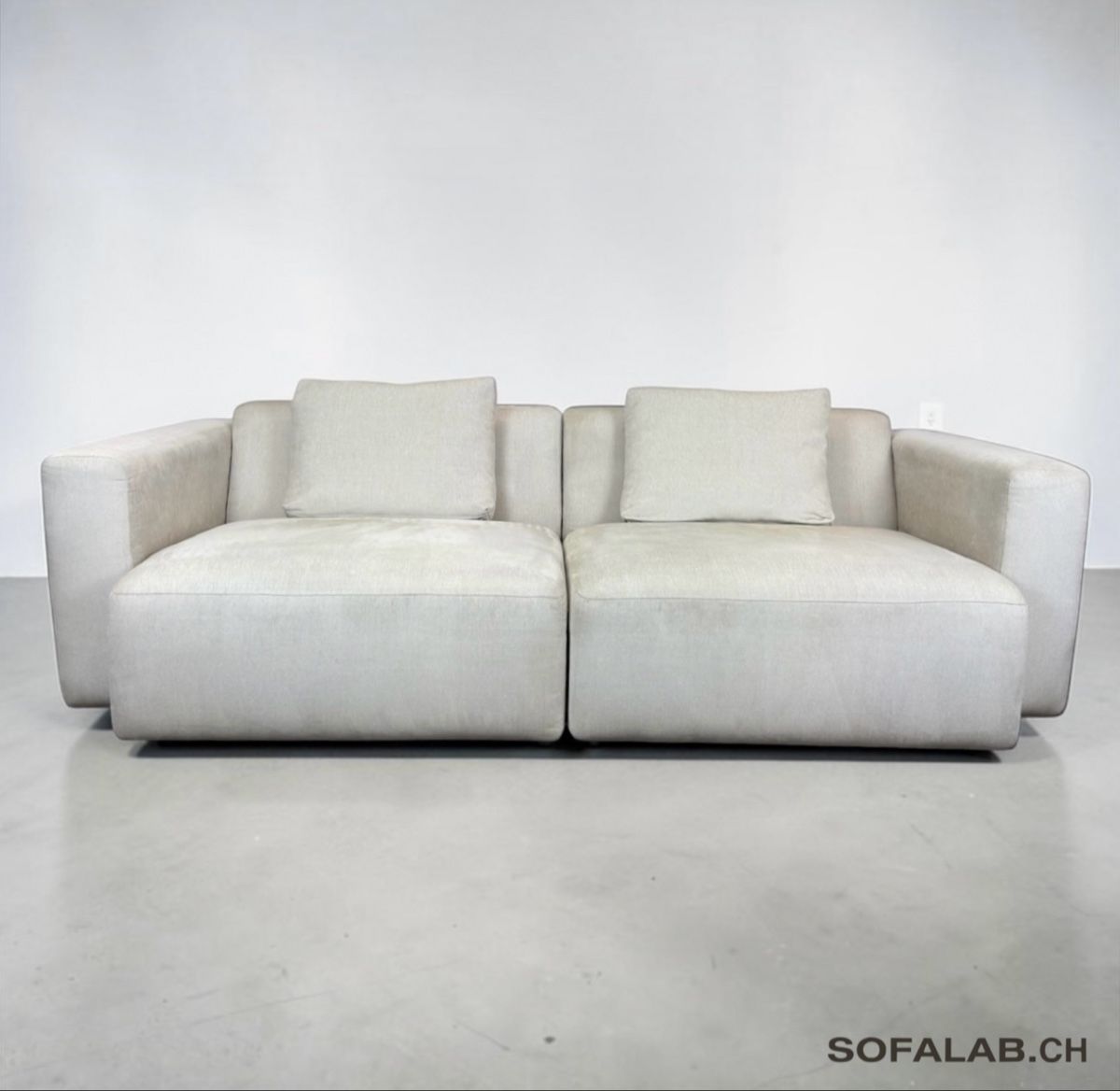 Interio Sofas: Interio 2-Sitzer-Sofa, Cremebeige Stoff – Gebraucht aus Bachenbülach von Sofalab.swiss