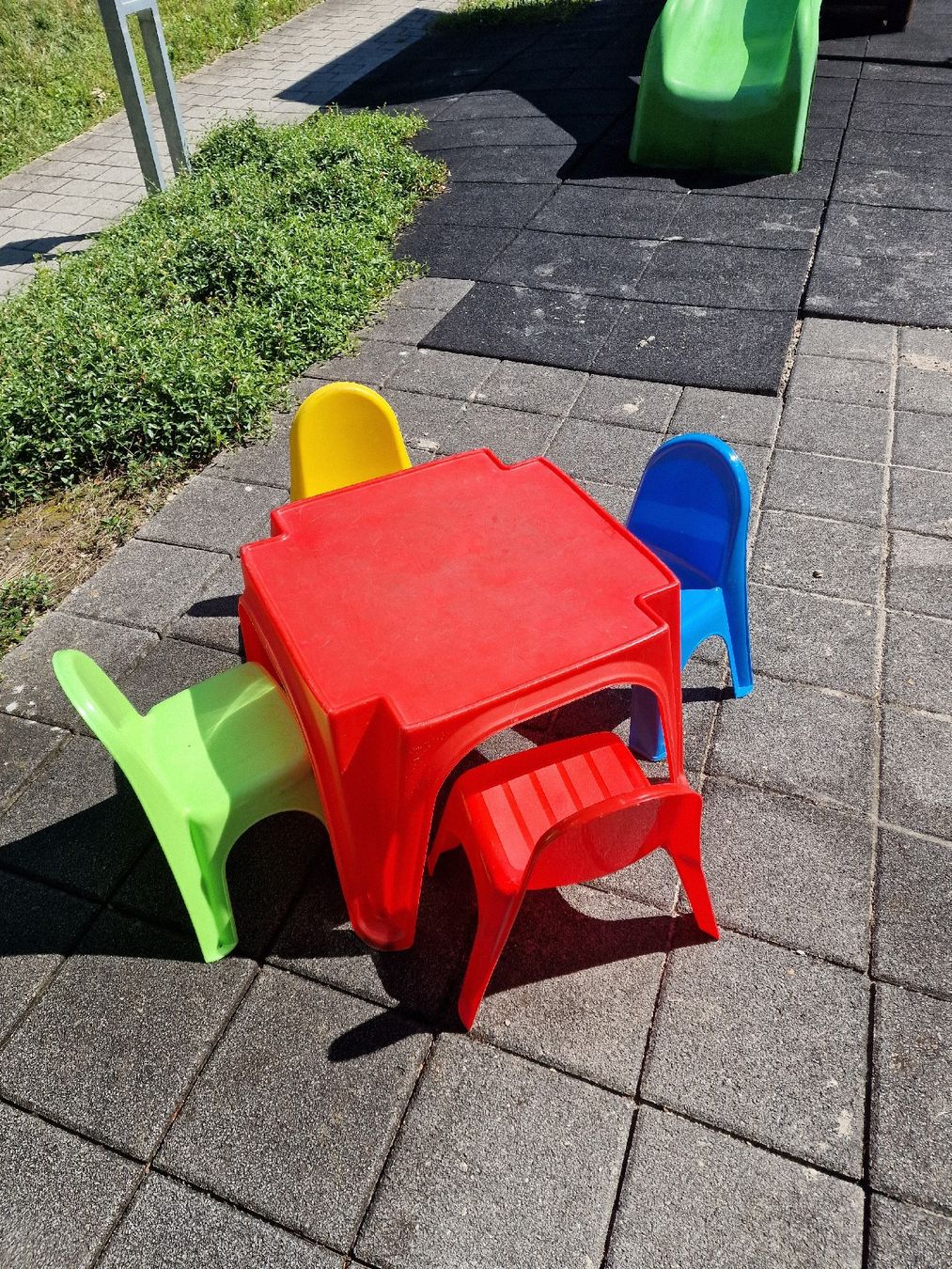 Tischset: Set Kindertisch und 4 Stühle – Gebraucht aus Muri AG von deltadreieck 1
