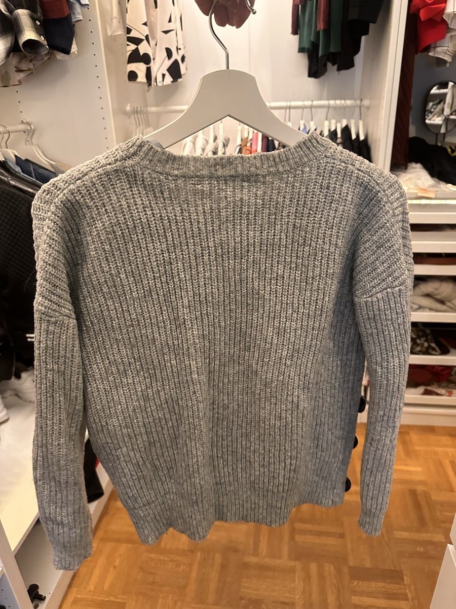 Primark Maglioni & Felpe: Grauer Strickpullover mit Knopf-Detail – Usato da Dierikon venduto da anfuchs 1