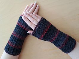 Pulswärmer dunkelgrau-rot, selbstgestrickt, Länge ca. 19cm