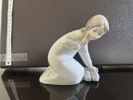 Lladró Girl putting on shoes - MINT