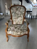 Voltaire-Sessel mit Blumenmuster