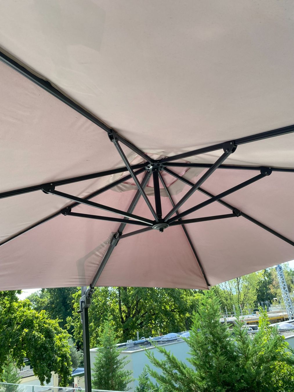Ombrelloni: 2 Parasols diamètre 280 cm – Usato da Vandoeuvres venduto da bob.patarass 1