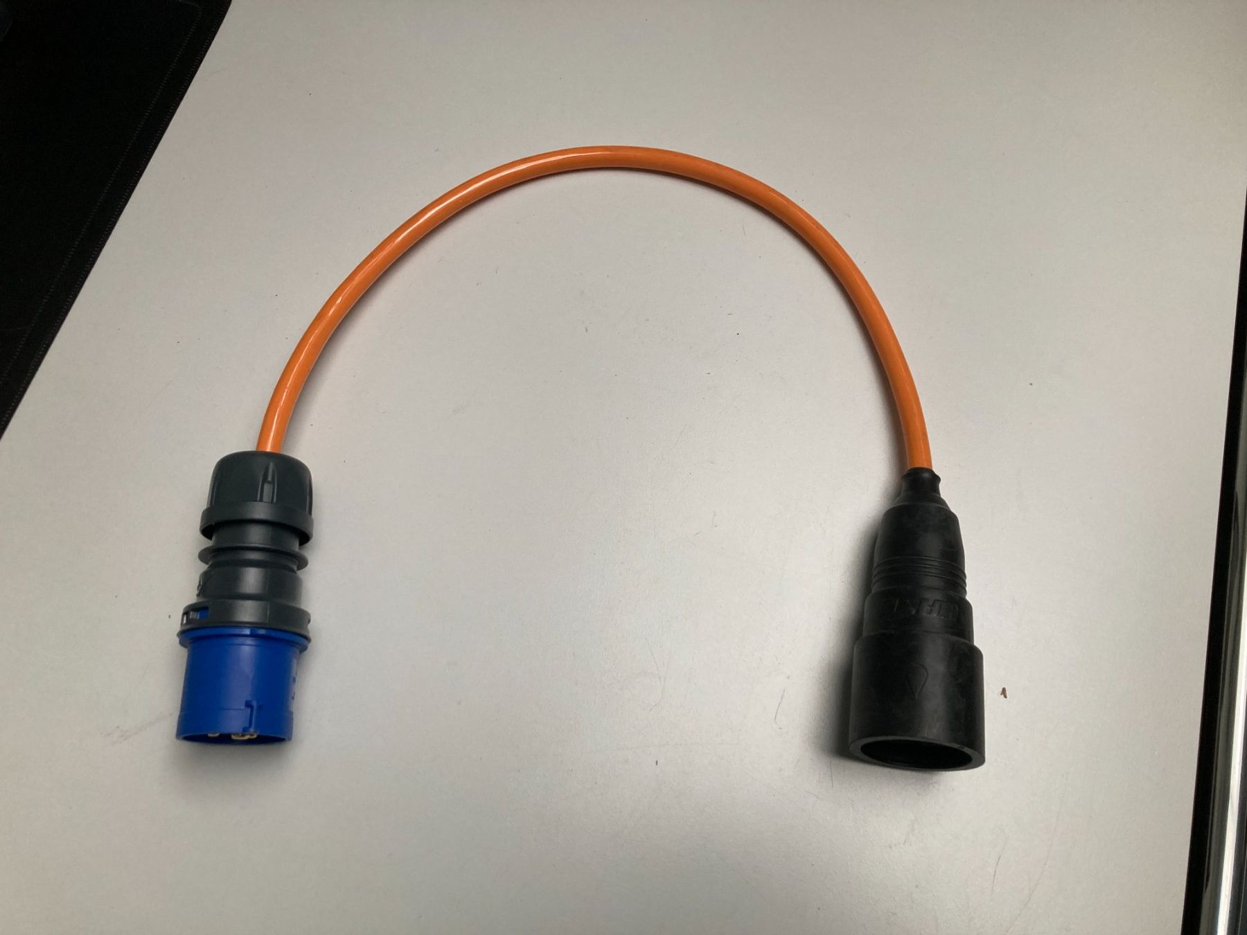 Cavi: Adapterkabel 230V auf CEE16 blau/orange – Usato da Cham venduto da WB2223