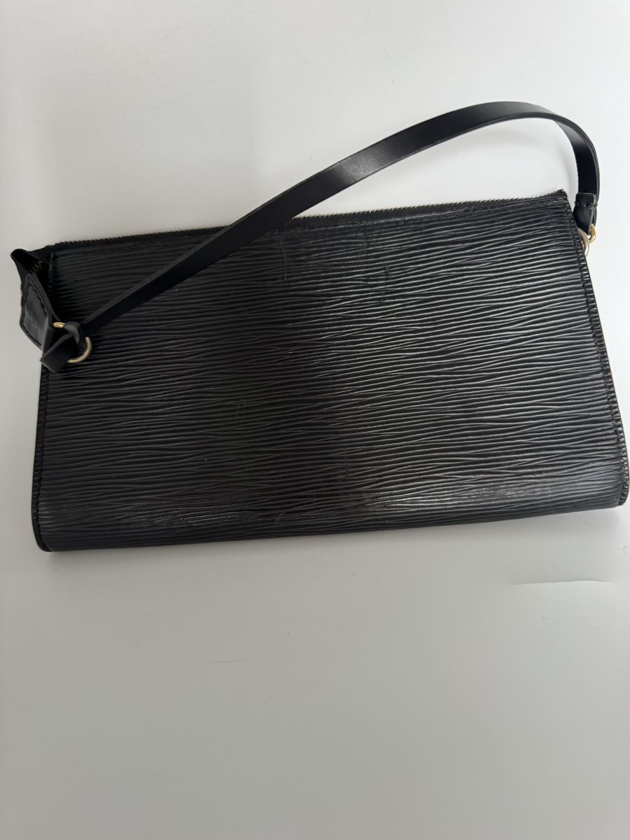 Louis Vuitton Borse da donna: Louis Vuitton Pochette Noir Épi – Usato da Trelex venduto da emi_r59r 9