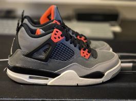 NIKE AIR Jordan 4 Grau/Schwarz