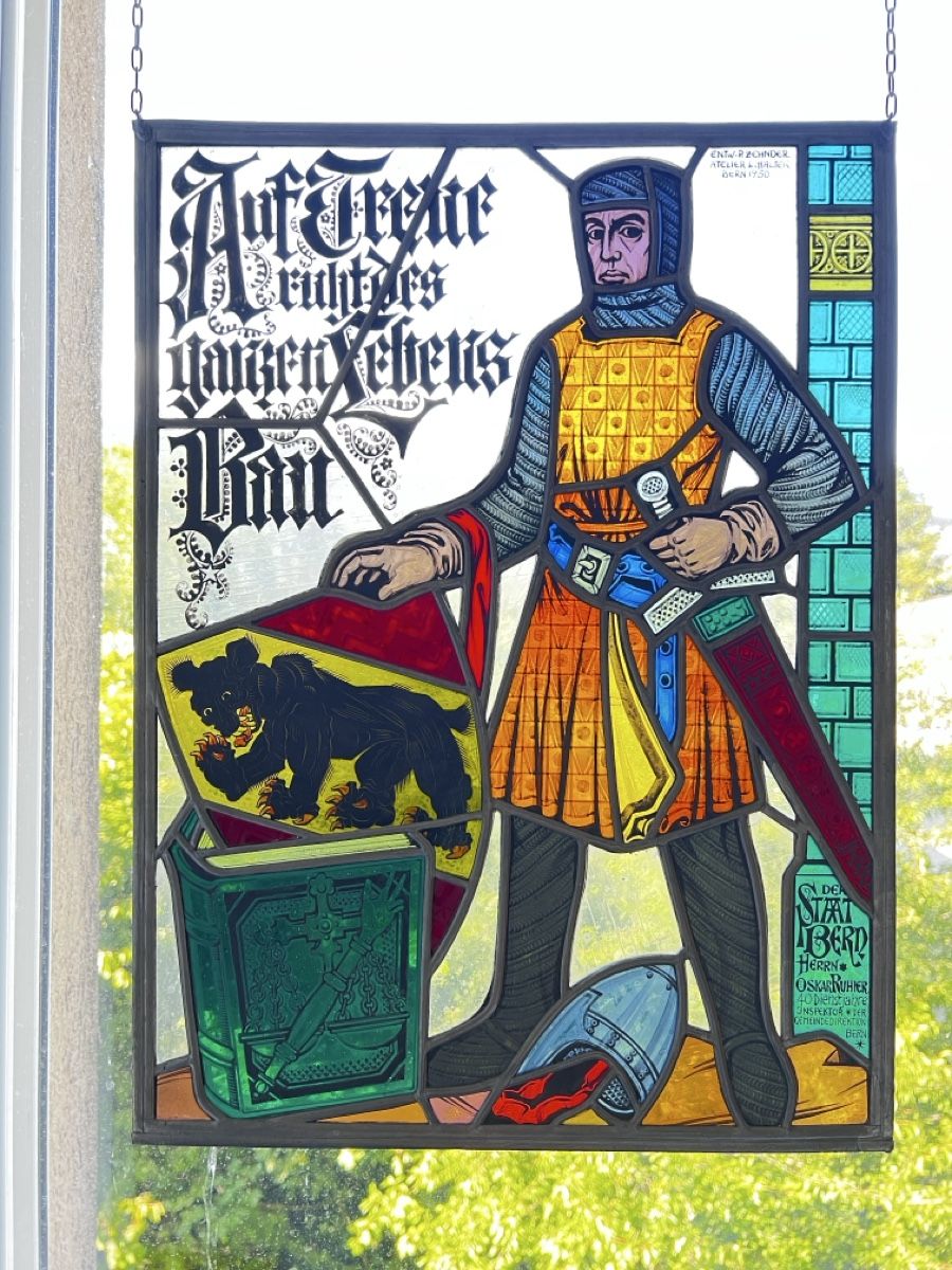 Autres antiquités ou arts: Glaskunst L. Halter Glasgemälde Ritter mit Bär und Buch – D'occasion à Neuenegg par Magosaurus
