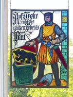 Glaskunst L. Halter Glasgemälde Ritter mit Bär und Buch