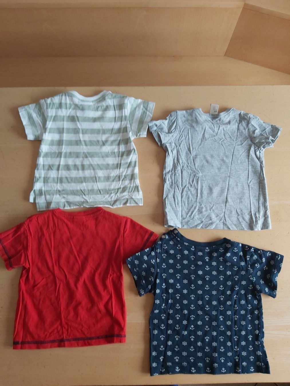 H&M Lotti & Set di vestiti: T-shirt Gr.80 – Usato da Disentis/Mustér venduto da epa_862v 1