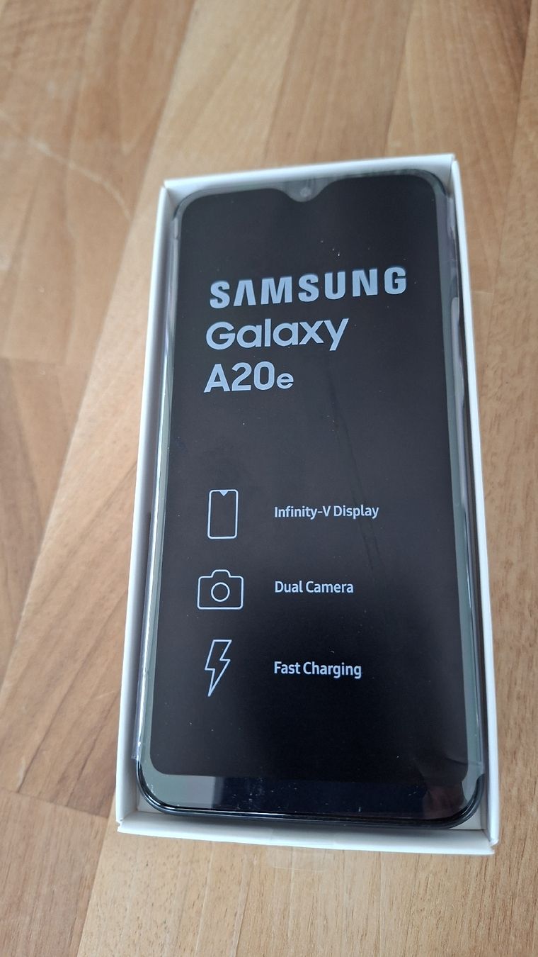 Samsung Telefoni cellulari / Smartphones: Samsung A20 Smartphone neuwertig – Nuovo (secondo la descrizione) da Cham venduto da Tschaerli 4