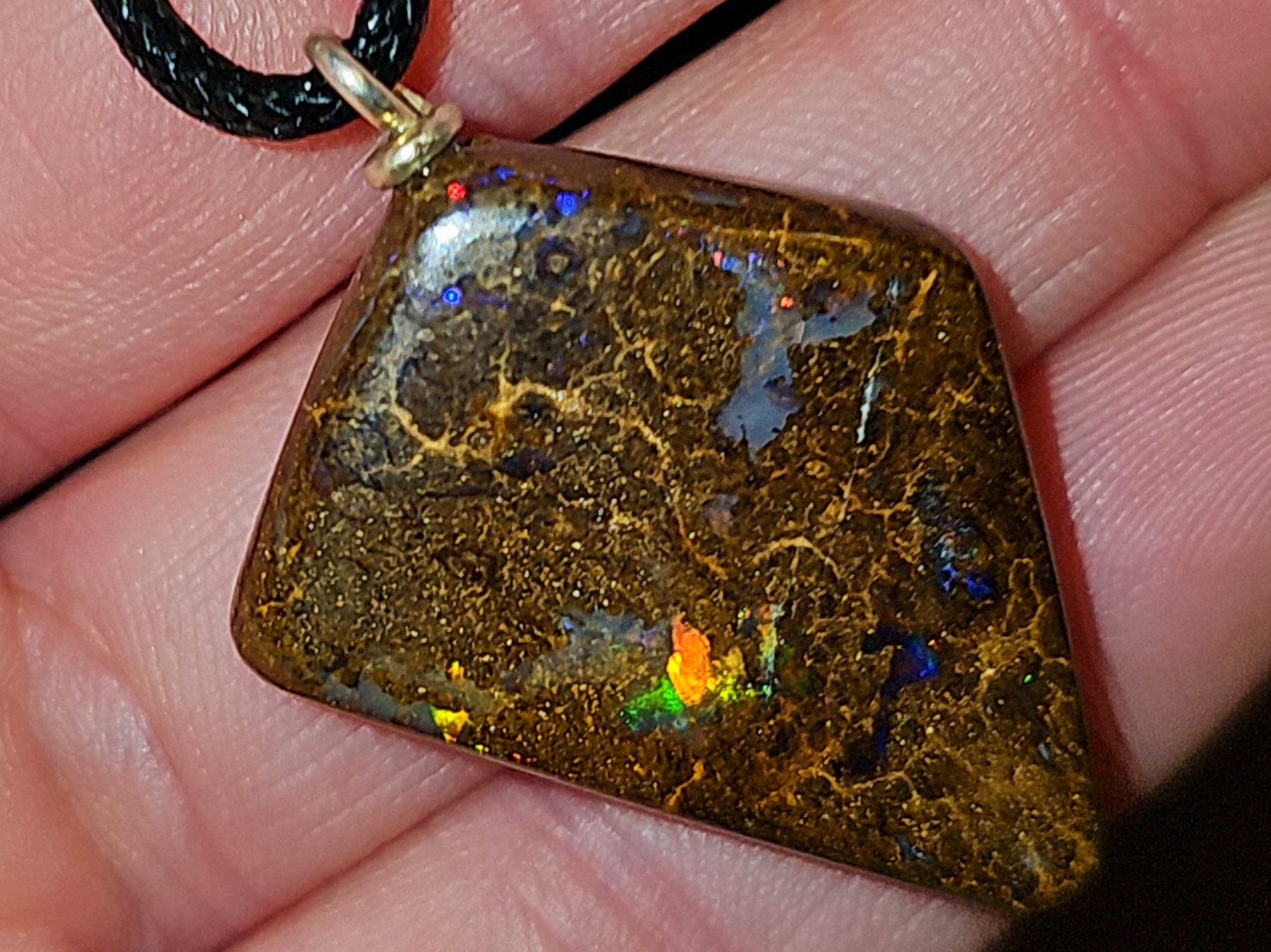 Pietre preziose: Natürlicher australischer Boulder Opal Anhänger – Usato da Uerkheim venduto da Winwinner