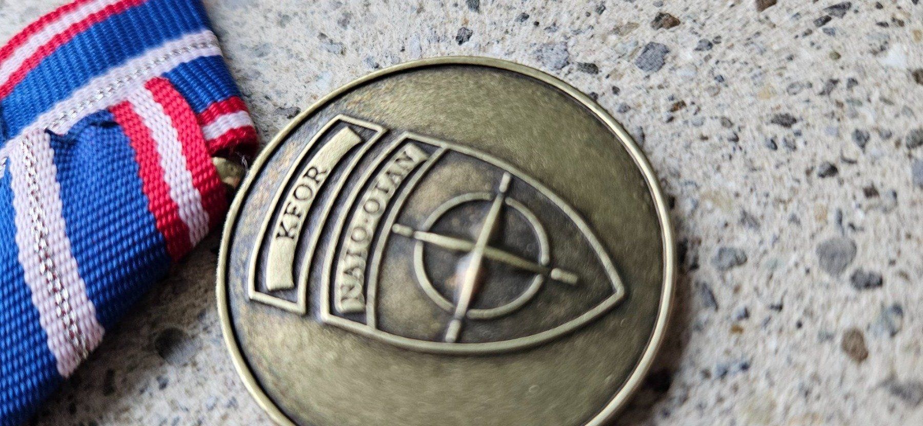 Schweizer Armee Placchette & Badge: *** Dancon Marsch Auszeichnung Swisscoy Einsatz *** – Nuovo e nell'imballaggio originale da Riedholz venduto da fr_sIruP 2