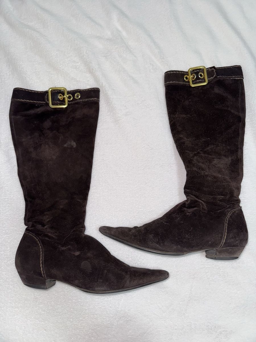 Prada Scarpe da donna: Elegant Brown Suede Knee-High Boots - Size 37 – Usato da Genève venduto da Lux_trend26