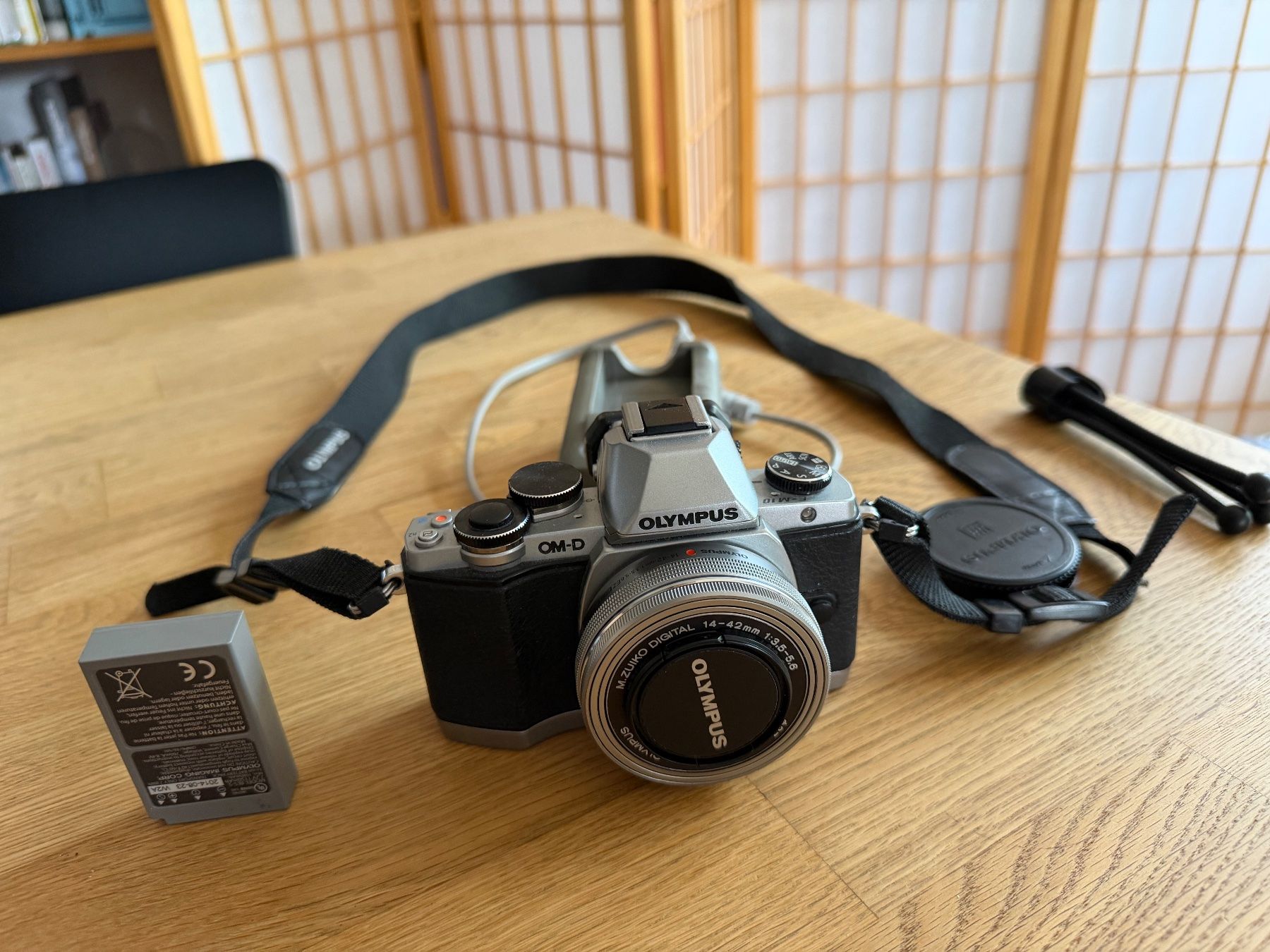 Olympus Fotocamera: Olympus OM-D E-M10 Kit (Mark I) mit Objektiv – Usato da Zürich venduto da gohtsno 1