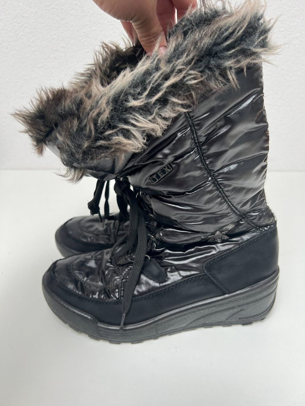 Chaussures femmes: Schwarze Snowboots Winterstiefel mit Fell Gr. 41 – D'occasion à Dagmersellen par nad_z66g