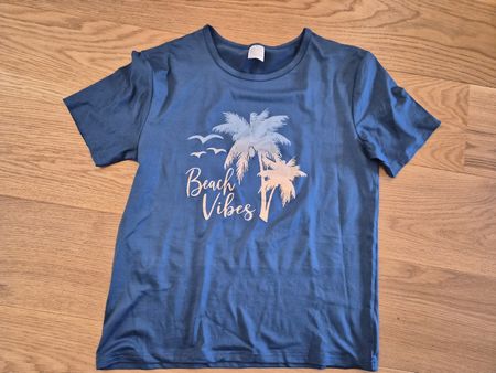 T-Shirt mit Beach Vibes Motiv, ideal für den Sommer