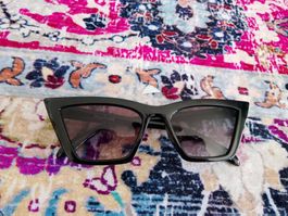Coole, schwarze Sonnenbrille - ideal für den Sommer!