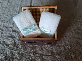 Miniaturkoffer mit 2 Handtüchern blaues Band, Puppenhaus,neu