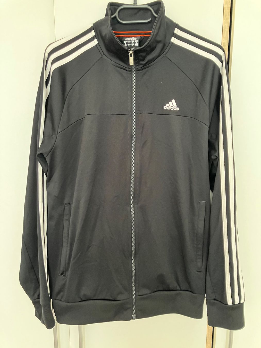 Adidas Hometrainer: Adidas Trainer Jacke Performance Essentials. Gösse M – Gebraucht aus Winterthur von simba1983