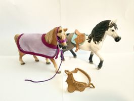 Schleich Stute & Hengst mit Zubehör