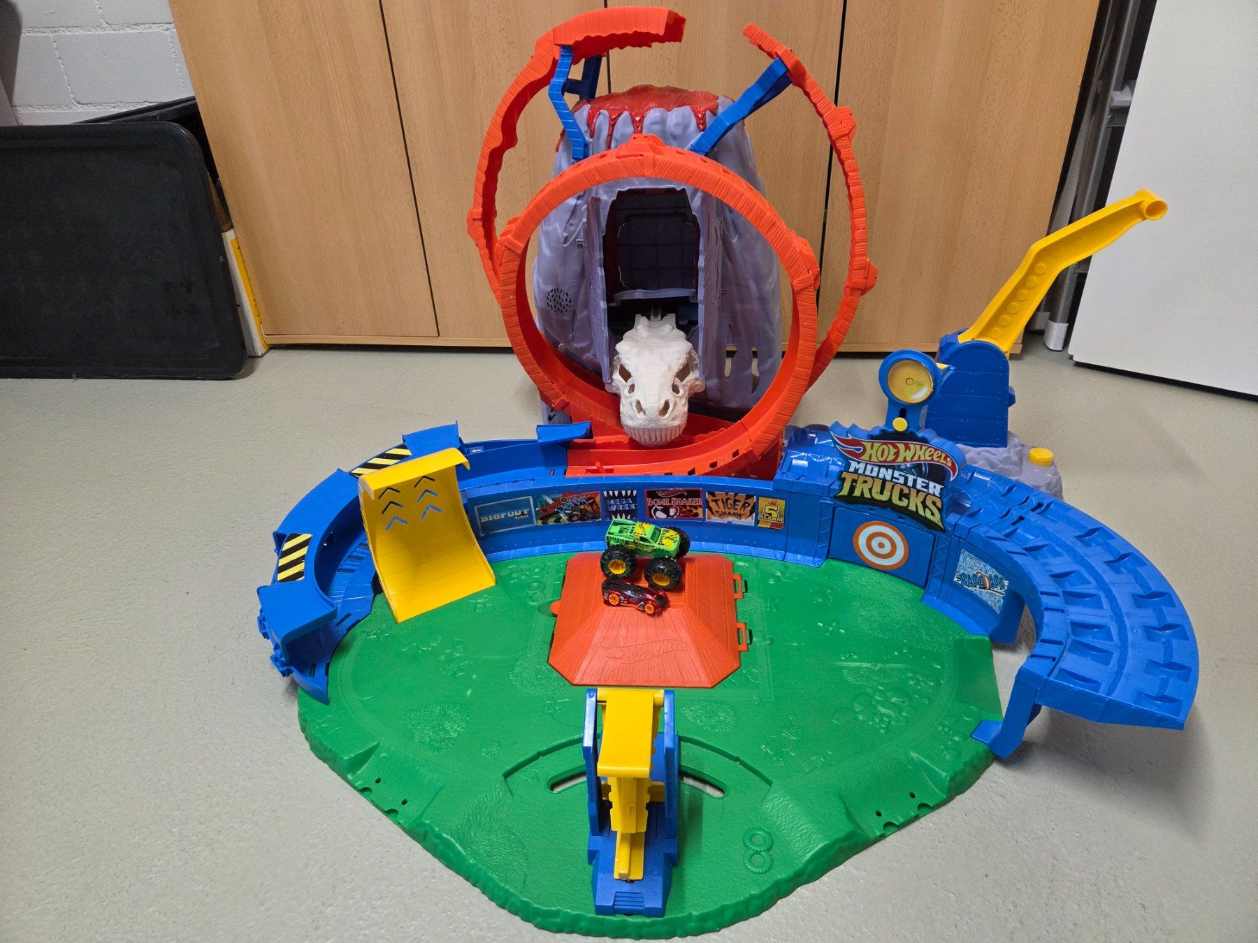 Hot Wheels Spielzeuge: Hot Wheels Monster Trucks Bahn T-Rex Vulkan Arena – Gebraucht aus Hausen AG von roschweizer 3