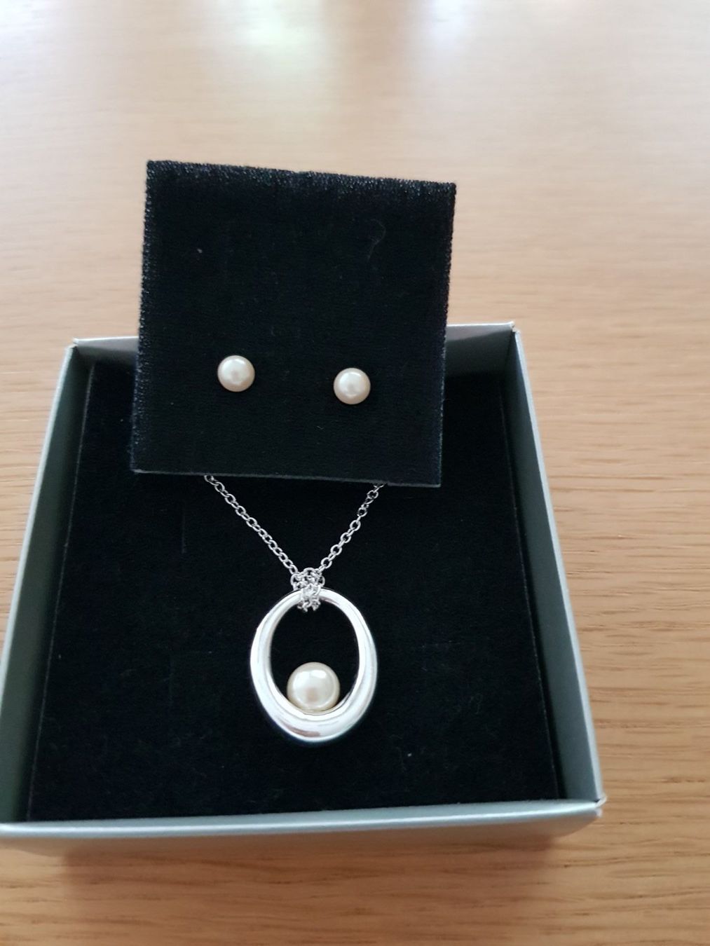 Catenine: Schöne Kette mit Ohrstecker .,Neu – Nuovo e nell'imballaggio originale da Stansstad venduto da leoni66 1