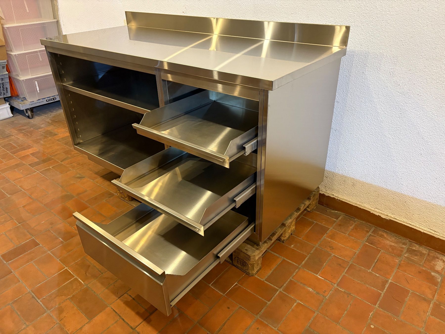 Cuisines complètes: Gastro Chromstahlmöbel Arbeitstisch – D'occasion à goldau par G.app 3