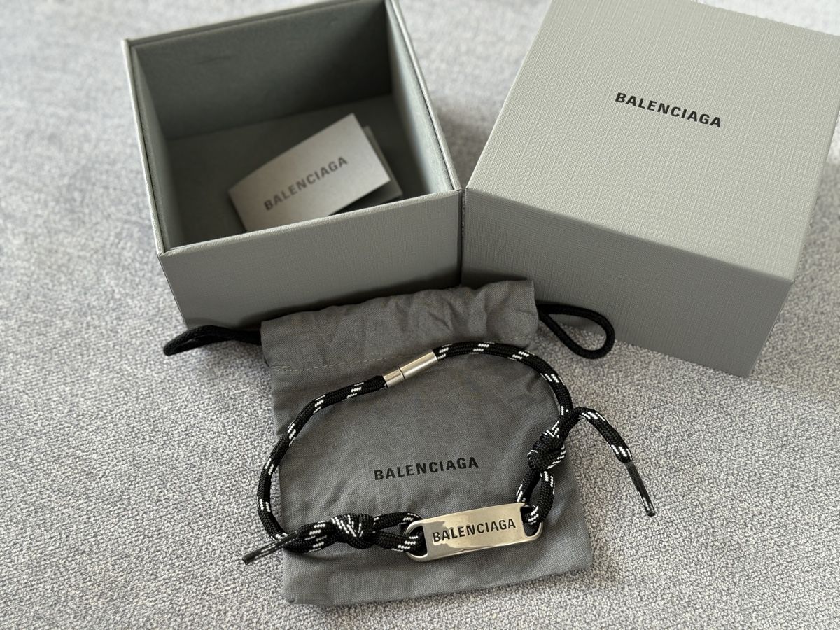 Balenciaga Catenine: Choker-Brand new – Nuovo (secondo la descrizione) da Zürich venduto da Brittney