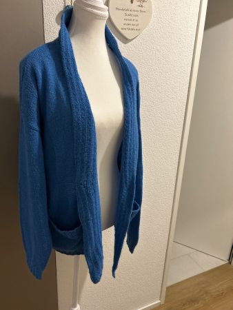 Flauschige Strickjacke blau selbstgestrickt
