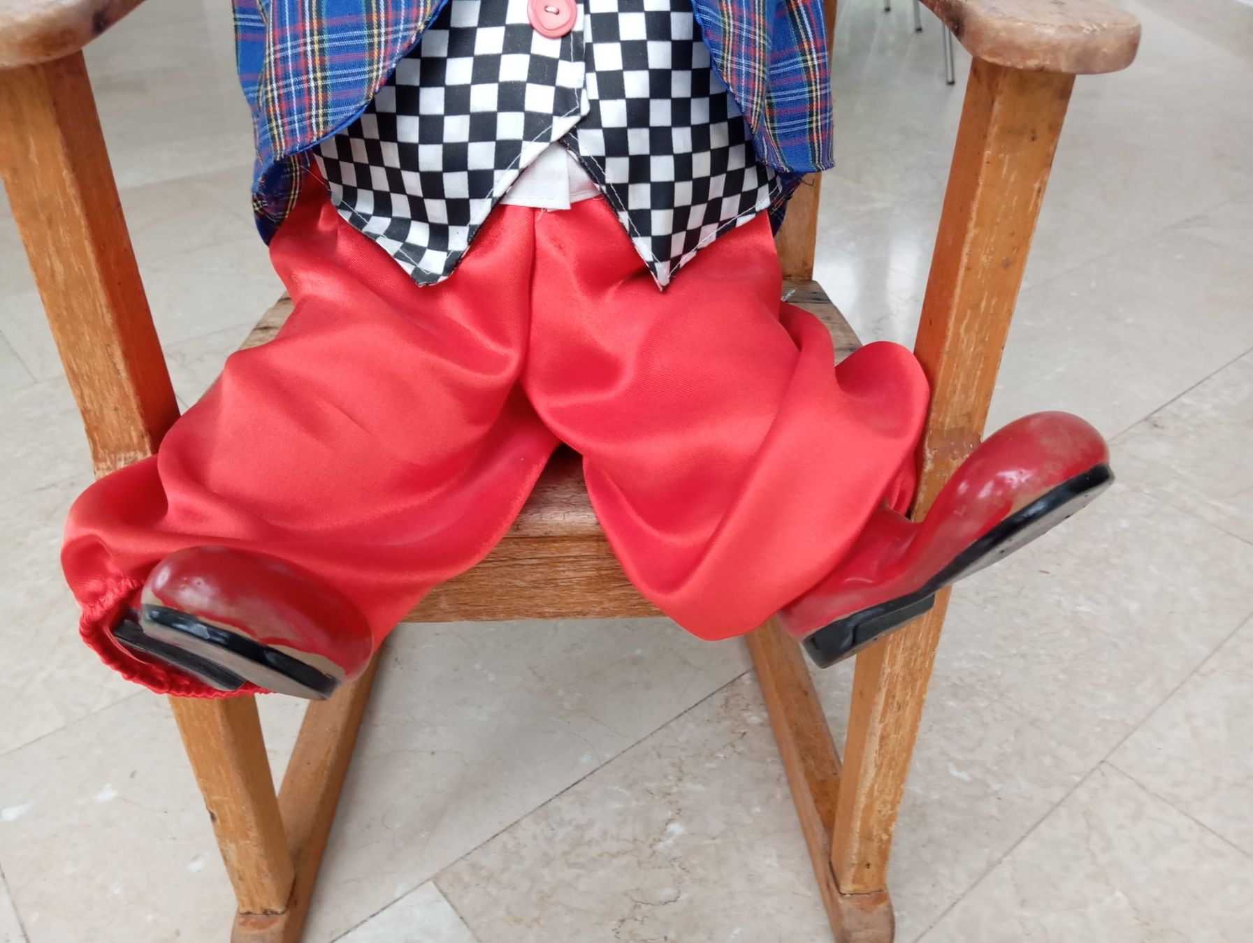 Statuette: Clown-Figur auf einem antiken Kinderstuhl – Usato da Oberägeri venduto da baerghuus 2