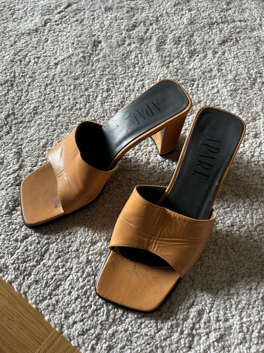 Scarpe da donna: Tan leather mules with square toe and block heel – Usato da Zürich venduto da ori_9dcy