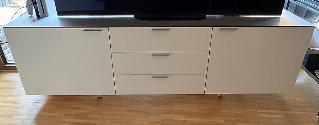 Cassettiere: Modernes weisses Sideboard mit silberfarbener Platte  – Usato da Kriens venduto da sag_g8sy