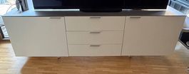 Modernes weisses Sideboard mit silberfarbener Platte 