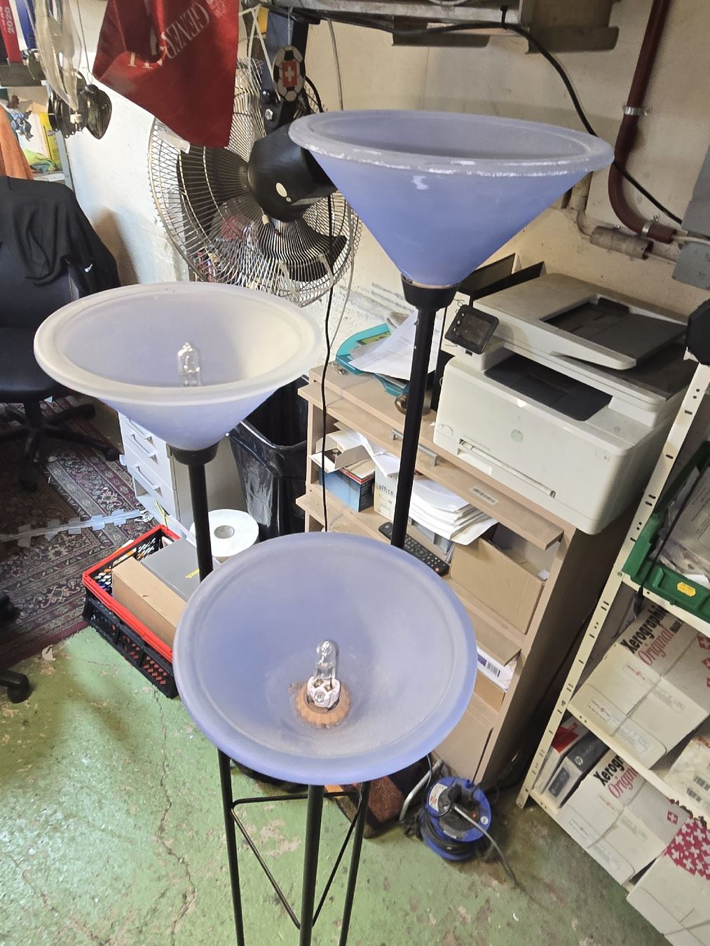 Lampade: Stehlampe mit bläulichen Gläsern  – Usato da Rorschach venduto da TimelessTrading 1