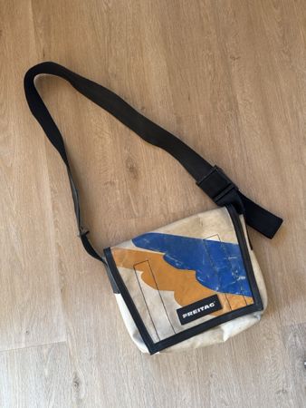 Freitag Umhängetasche weiss blau orange