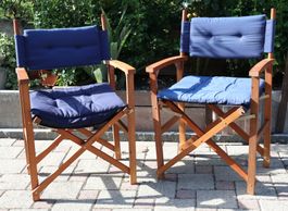 2 Regiestühle aus Holz mit blauen Polstern