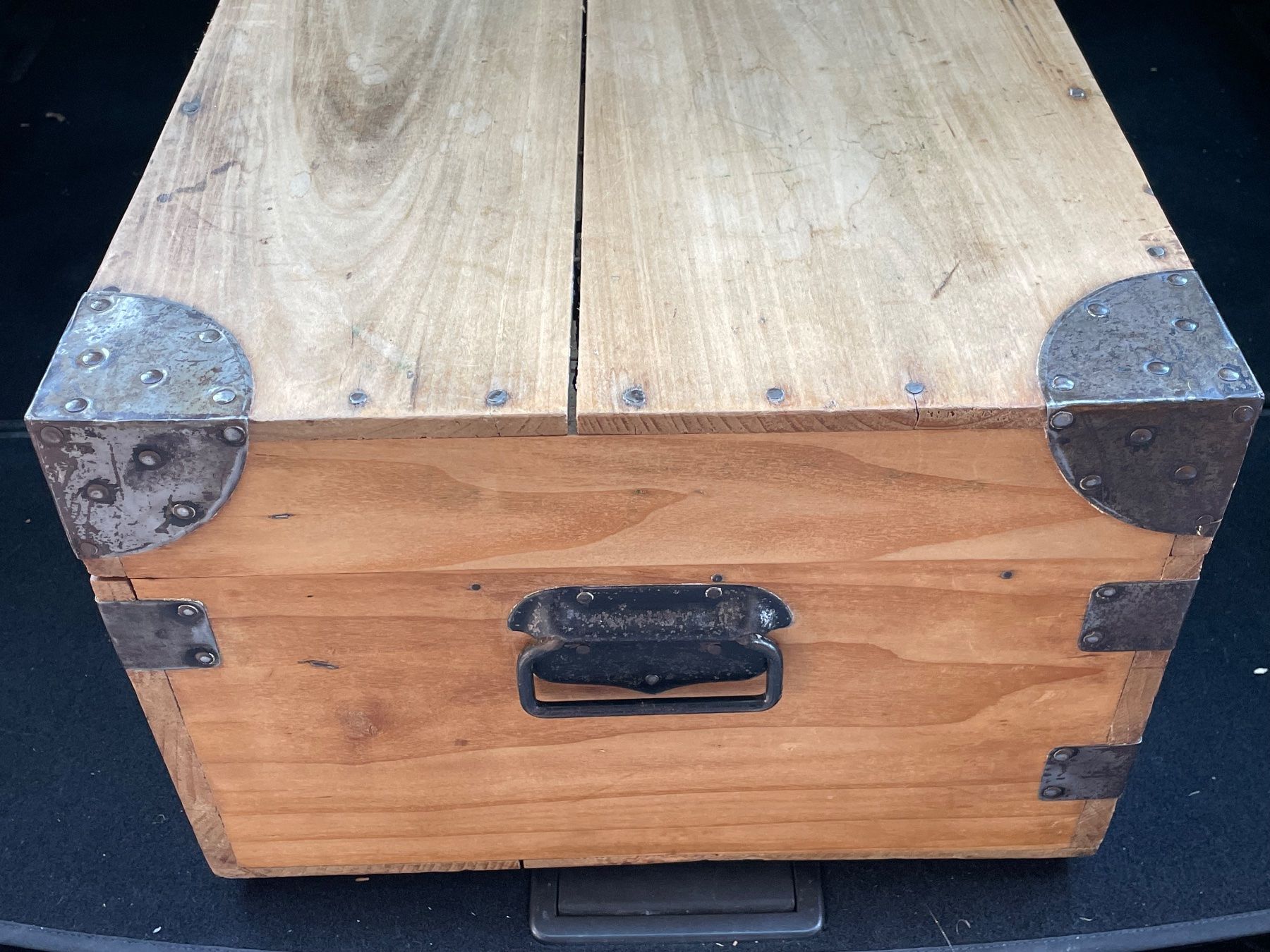 Transportkisten: Antike Holzkiste mit Schloss – Gebraucht aus Luzern von Sontru 1