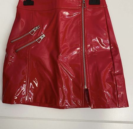 Roter Minirock aus Lackleder mit Reissverschluss, Gr.XS