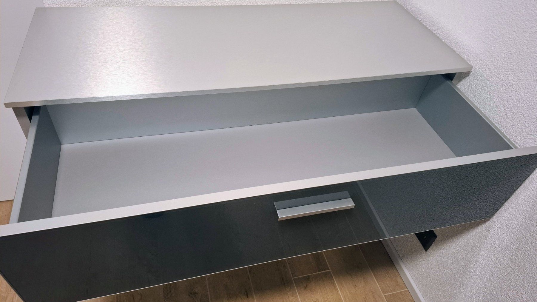 Kommoden: Kommode 3-teilig mit Metall-Korpus und Glasfront Graphit – Gebraucht aus Lengnau AG von Tschanmarco 1