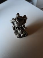 Figur Totenkopf mit Schlangen und Schädelsymbolen