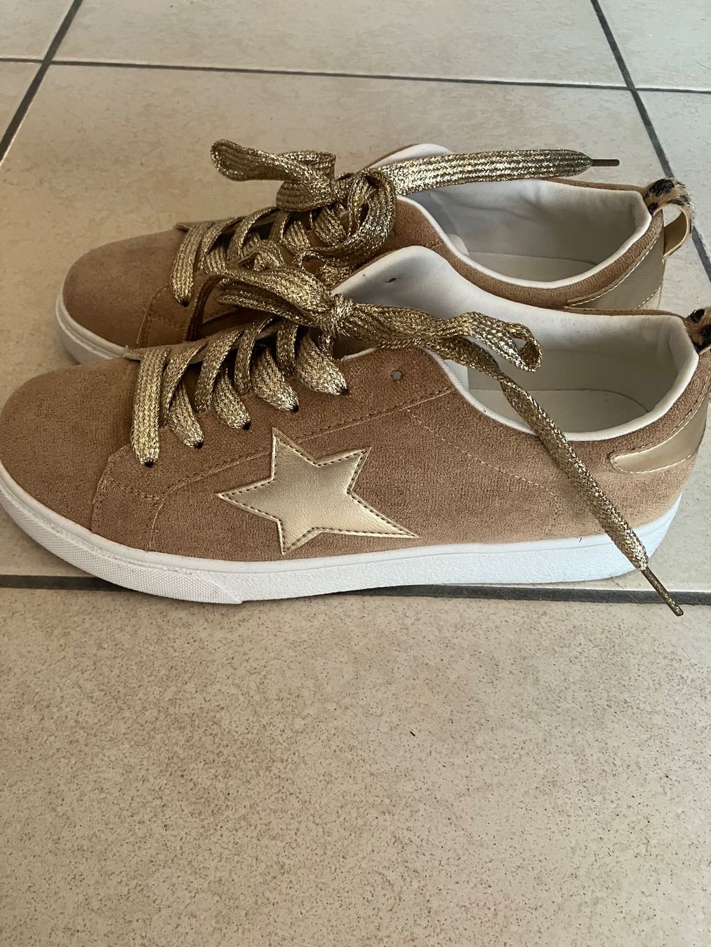 Scarpe da donna: Baskets, daim beige, étoile dorée, T39 – Usato da Chavannes-des-Bois venduto da mai_pfq6 1