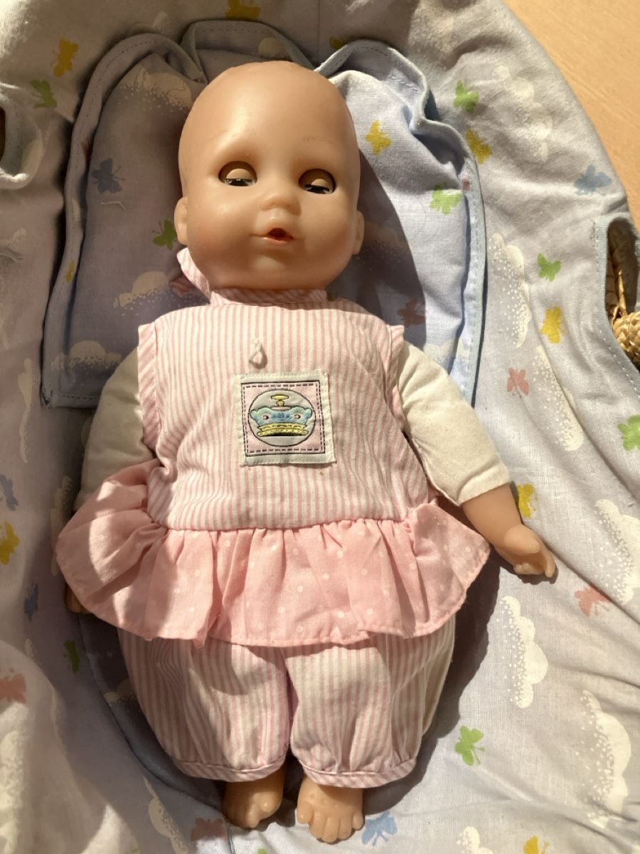 Puppen: Süsse Babypuppe mit Tragekorb – Gebraucht aus Hinwil von Samick 1