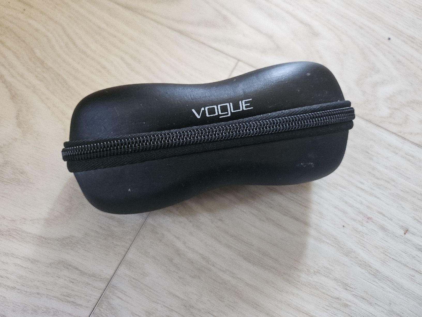 Altro in  Abbigliamento & Accessori: Étui à lunettes Vogue noir rigide – Usato da La Joux FR venduto da car_ck96 3