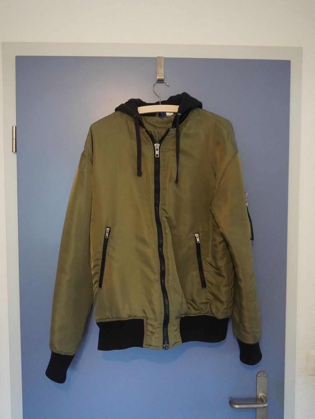 H&M Giacche: Bomberjacke H&M olive – Usato da Bern venduto da NilsMosi