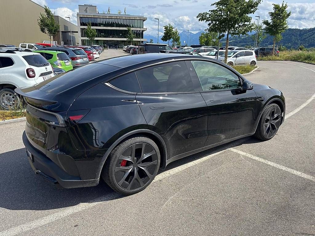 Tesla Automobili: Tesla Model Y Performance AWD  Top Zustand  FSD inklusive – Usato da Rubigen venduto da Kaestli_001 1