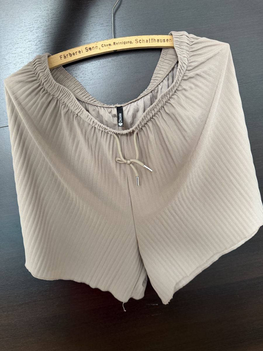 Lotti di vestiti: 3x kurze Hosen, 1x elegante Hose – Usato da Basadingen venduto da ttb_vs95 1